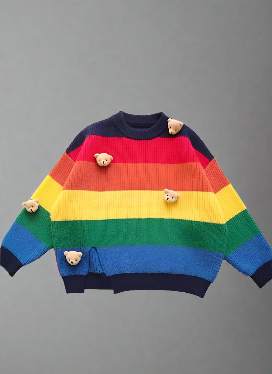 سترات بألوان قوس قزح متطابقة للعائلة مع تفاصيل دمية دب، ترتديها الأم والابنة