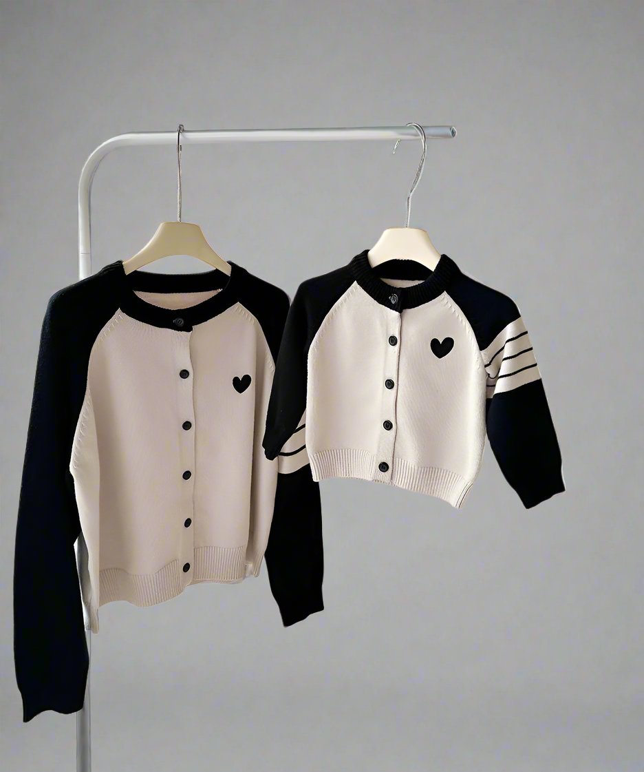 سترات كارديجان عائلية متطابقة مع تصميم قلب وأزرار إغلاق باللونين الأحمر والأسود