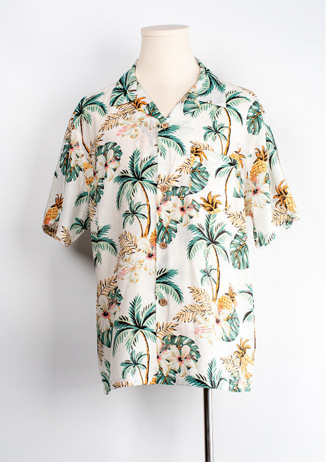 白い背景にマネキンにトロピカル柄のハワイアン シャツ