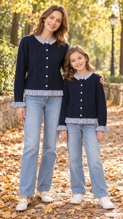 Maman et fille en cardigans torsadés assortis bleu marine, avec cols volantés à carreaux vichy et détails perlés.