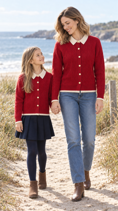 Мама и дочь вместе на прогулке в одинаковых вязаных свитерах Red Cable Cardigan.