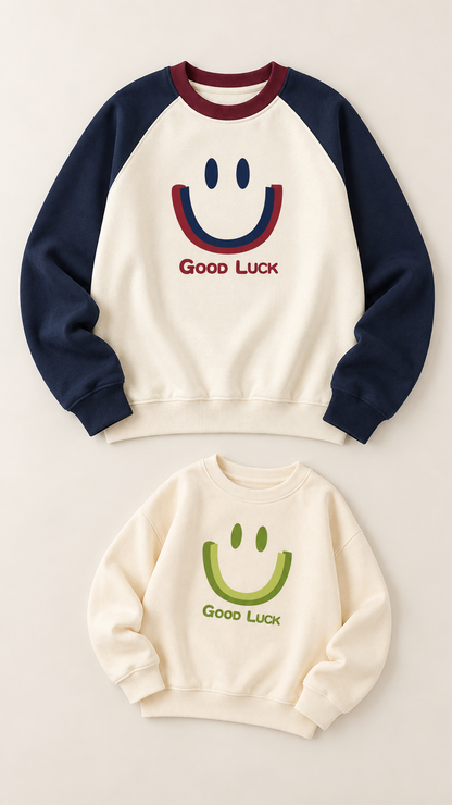 Sladěné mikiny Good Luck Smile pro dospělého a dítě, položené bez modelů.