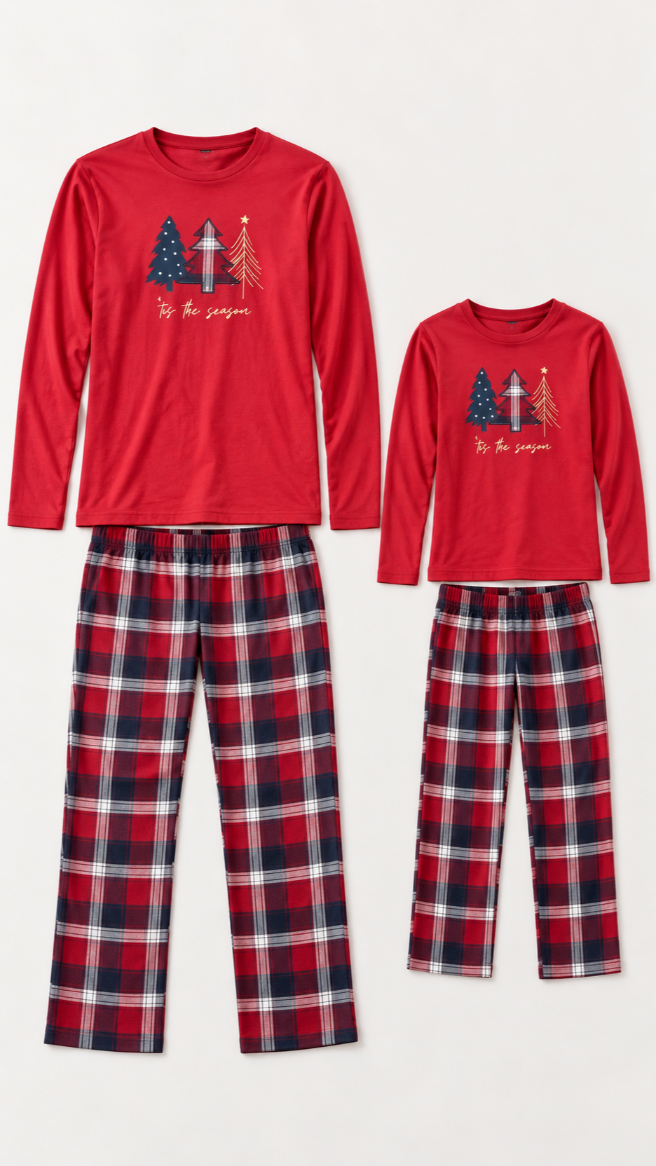 Matchande Plaid Tree Trio-julpyjamasset för en vuxen och ett barn, utlagda utan modeller