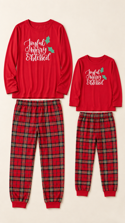 Ladící vánoční pyžamové sety Joyful Merry Blessed pro dospělého a dítě, rozložené bez modelů