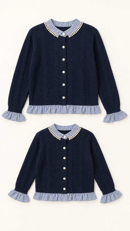 Pulls en tricot Navy Pearl Gingham assortis, pour une femme et un enfant, présentés sans mannequins.