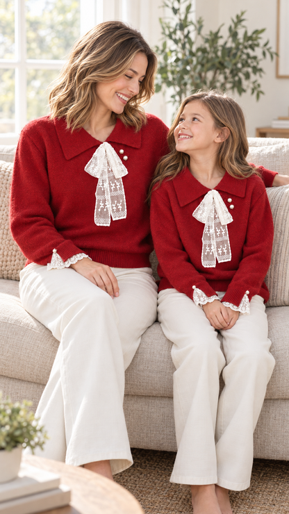 Maman et fille détendues ensemble à la maison en pulls en tricot Red Lace Bow assortis.